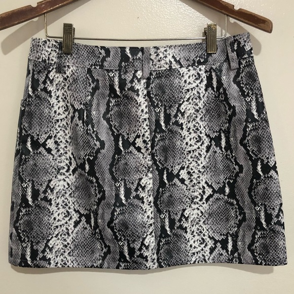 Beautiful Snake Print front zip up with metal ring side pocket Mini Skirt size L - Picture 2 of 13